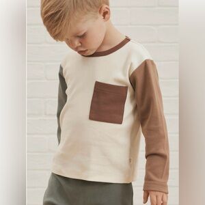 Quincy Mae set color block long sleeve pocket tee and matching pants. Size 2-3Y